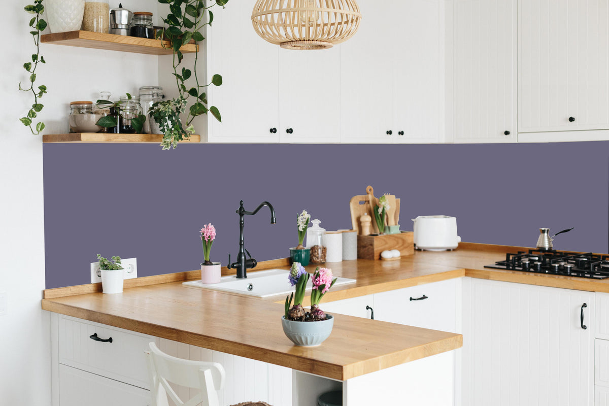 Küche - RAL 4012 (Perlbrombeere) in lebendiger Küche mit bunten Blumen
