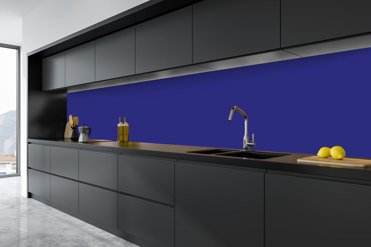 Küche - RAL 5002 (Ultramarinblau) in tiefschwarzer matt-premium Einbauküche