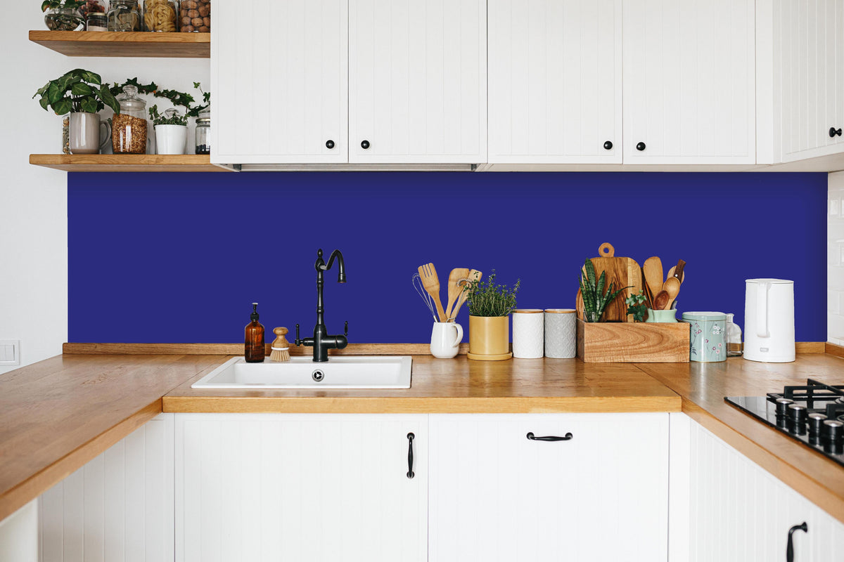 Küche - RAL 5002 (Ultramarinblau) in weißer Küche hinter Gewürzen und Kochlöffeln aus Holz
