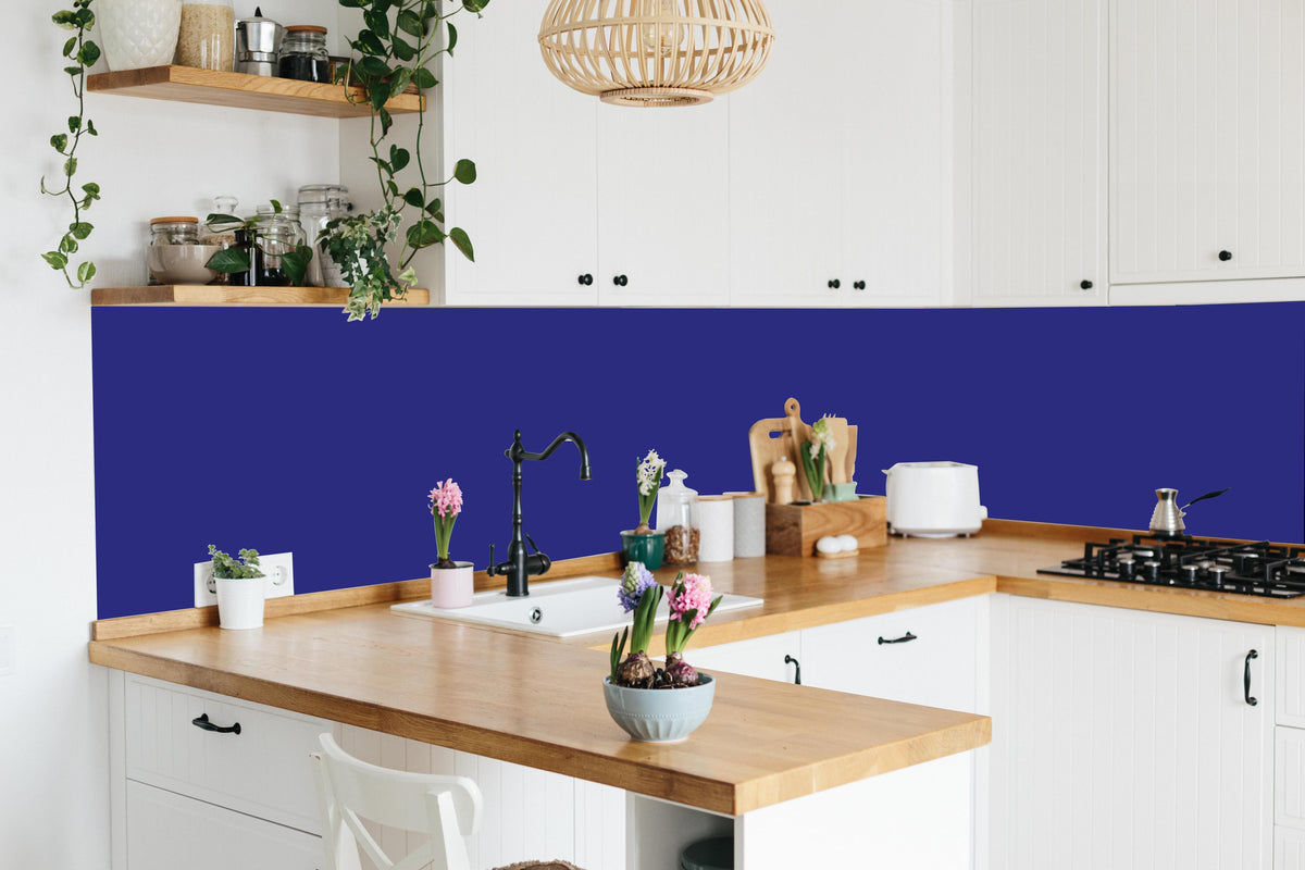 Küche - RAL 5002 (Ultramarinblau) in lebendiger Küche mit bunten Blumen