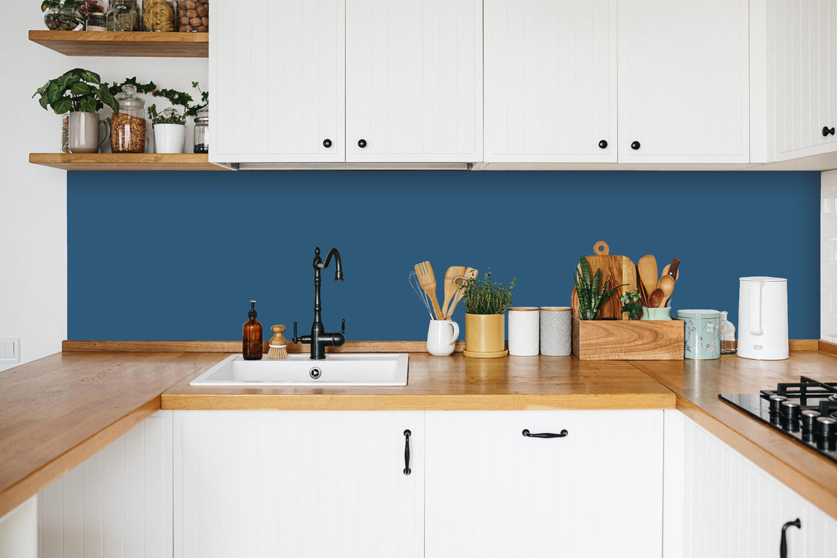 Küche - RAL 5009 (Azurblau) in weißer Küche hinter Gewürzen und Kochlöffeln aus Holz