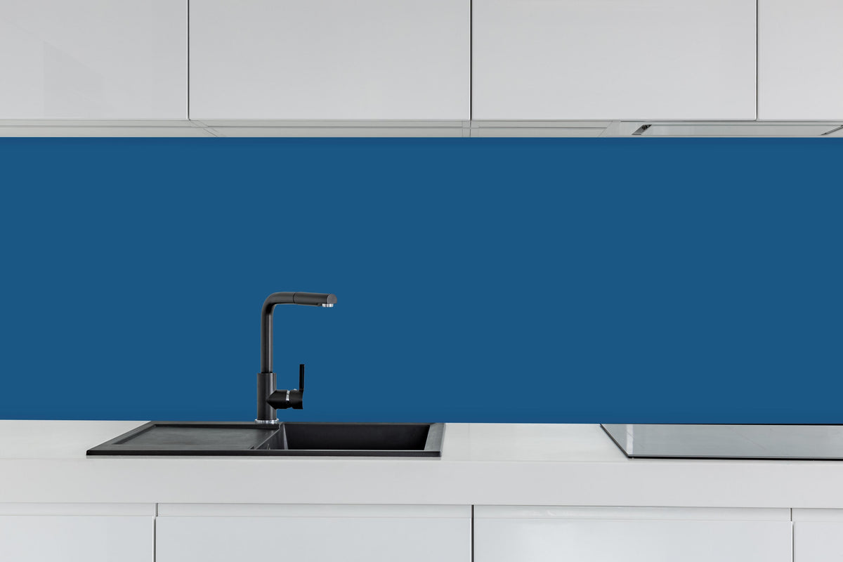 Küche - RAL 5019 (Capri-Blau) hinter weißen Hochglanz-Küchenregalen und schwarzem Wasserhahn