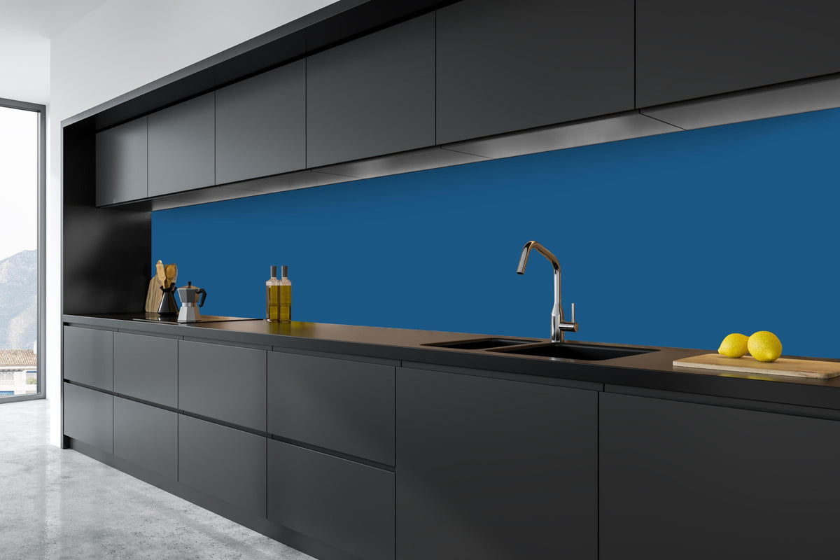 Küche - RAL 5019 (Capri-Blau) in tiefschwarzer matt-premium Einbauküche