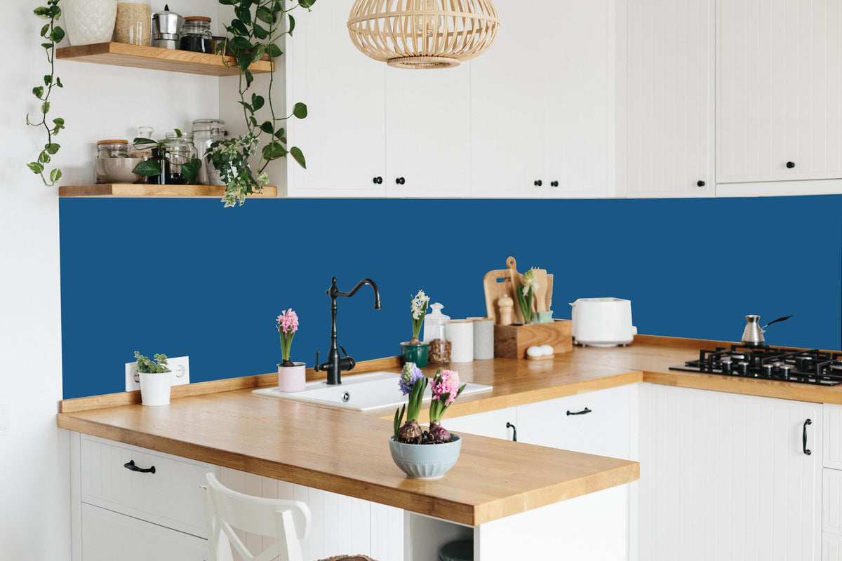Küche - RAL 5019 (Capri-Blau) in lebendiger Küche mit bunten Blumen