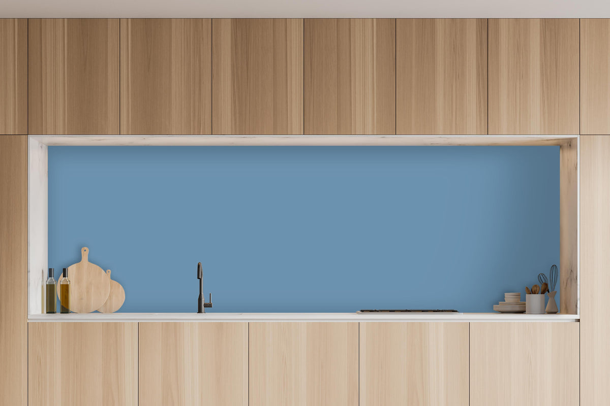 Küche - RAL 5024 (Pastellblau) in charakteristischer Vollholz-Küche mit modernem Gasherd