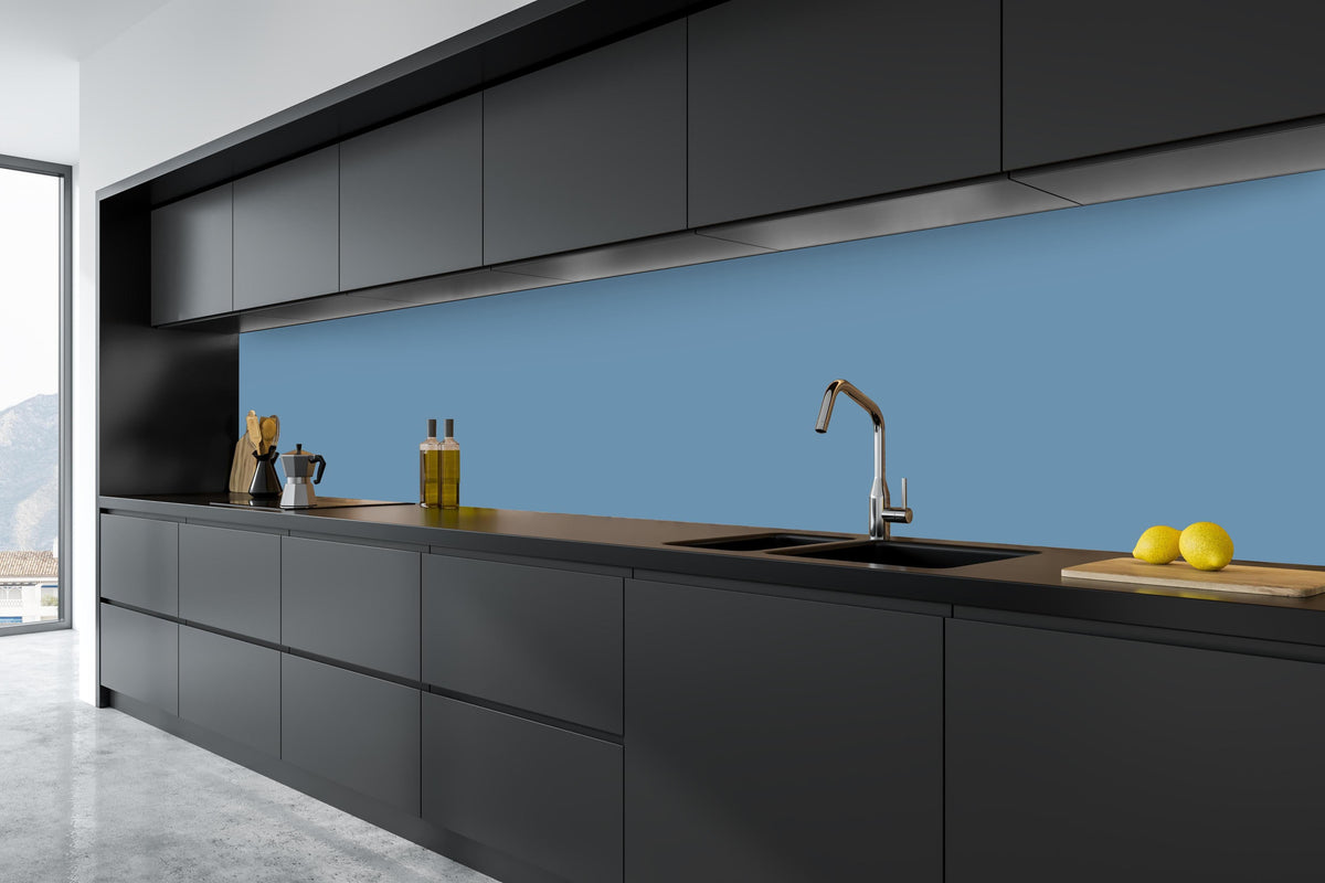 Küche - RAL 5024 (Pastellblau) in tiefschwarzer matt-premium Einbauküche