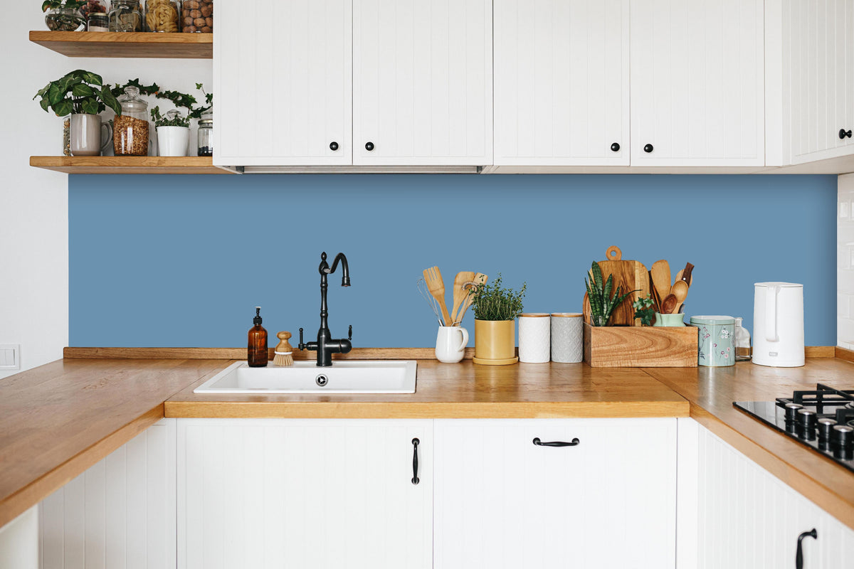Küche - RAL 5024 (Pastellblau) in weißer Küche hinter Gewürzen und Kochlöffeln aus Holz