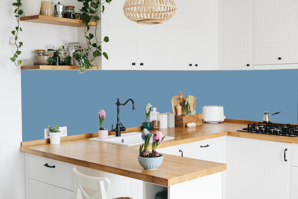 Küche - RAL 5024 (Pastellblau) in lebendiger Küche mit bunten Blumen