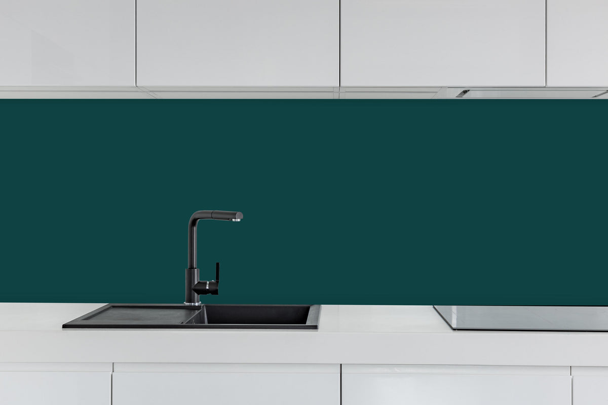 Küche - RAL 6004 (Blaugrün) hinter weißen Hochglanz-Küchenregalen und schwarzem Wasserhahn