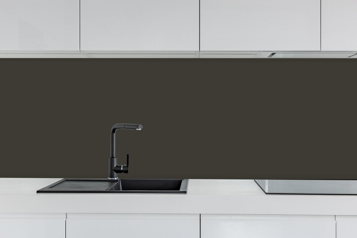 Küche - RAL 6022 (Braunoliv) hinter weißen Hochglanz-Küchenregalen und schwarzem Wasserhahn