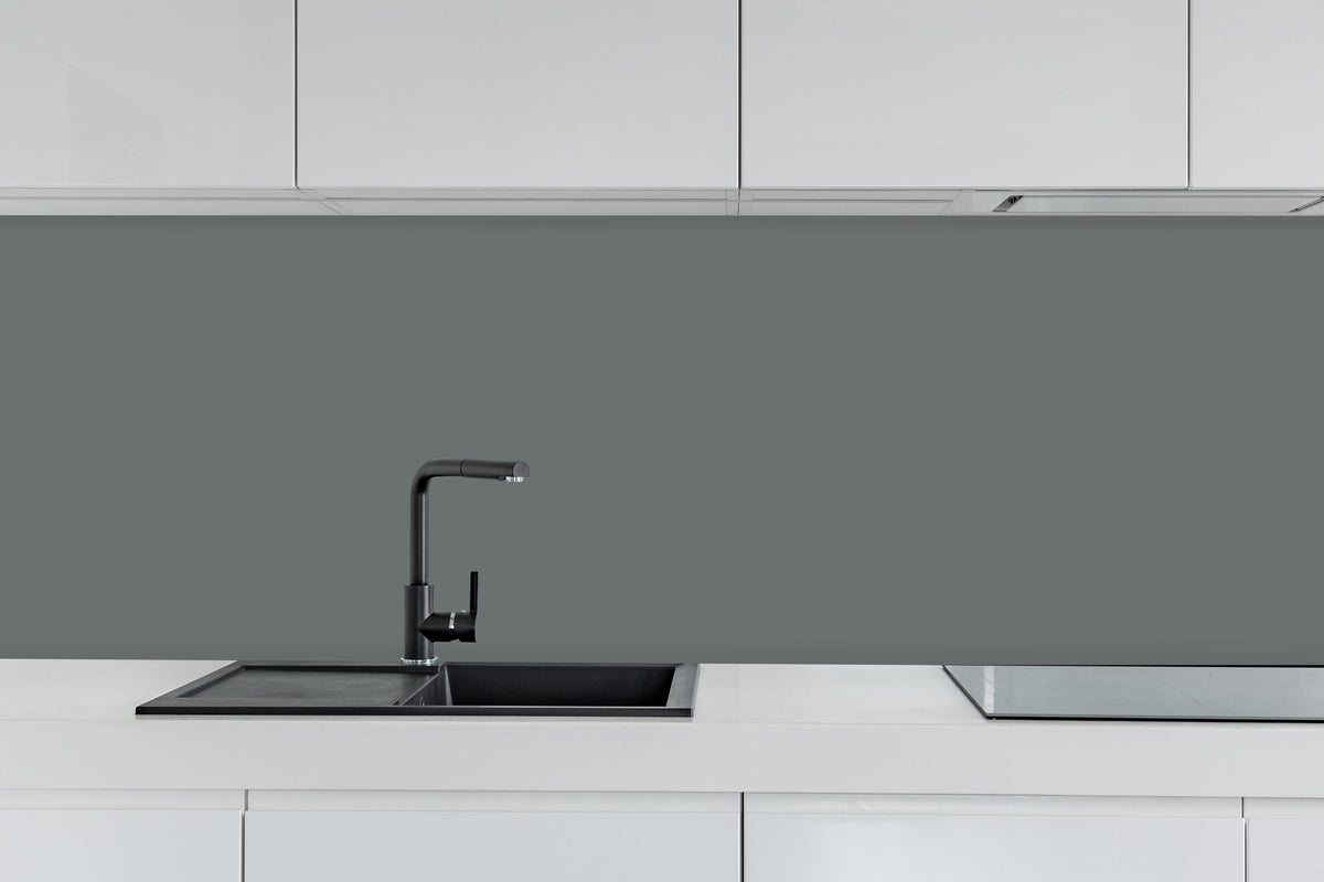 Küche - RAL 7005 (Mausgrau) hinter weißen Hochglanz-Küchenregalen und schwarzem Wasserhahn