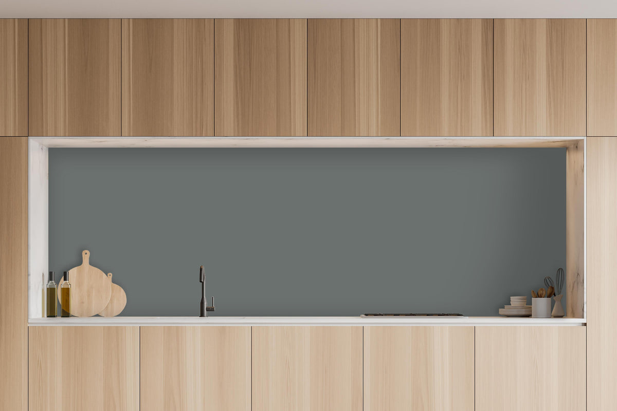 Küche - RAL 7005 (Mausgrau) in charakteristischer Vollholz-Küche mit modernem Gasherd