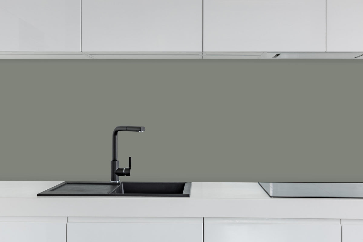 Küche - RAL 7023 (Betongrau) hinter weißen Hochglanz-Küchenregalen und schwarzem Wasserhahn