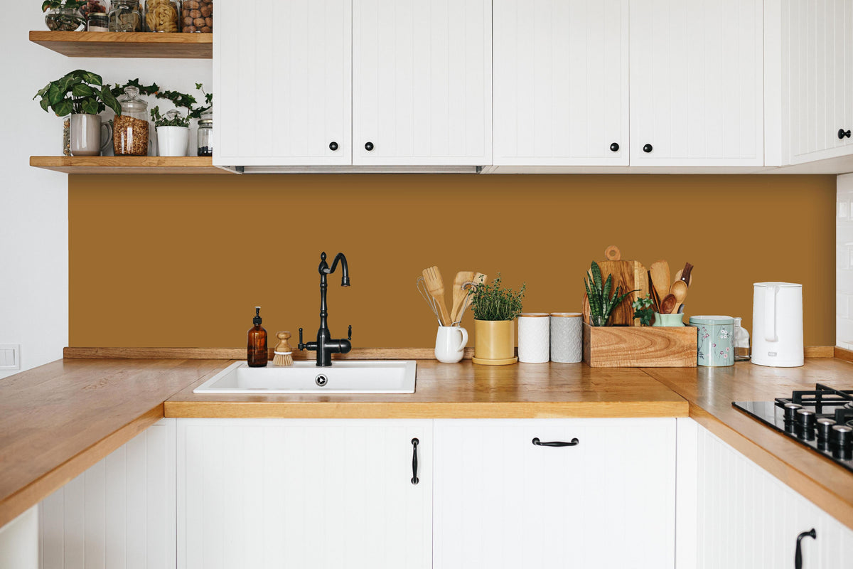 Küche - RAL 8001 (Ockerbraun) in weißer Küche hinter Gewürzen und Kochlöffeln aus Holz