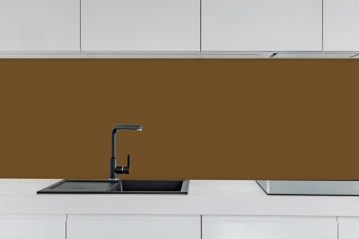 Küche - RAL 8008 (Olivbraun) hinter weißen Hochglanz-Küchenregalen und schwarzem Wasserhahn