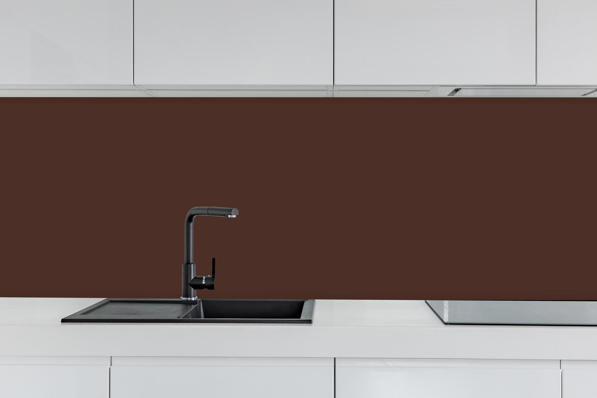 Küche - RAL 8016 (Mahagonibraun) hinter weißen Hochglanz-Küchenregalen und schwarzem Wasserhahn