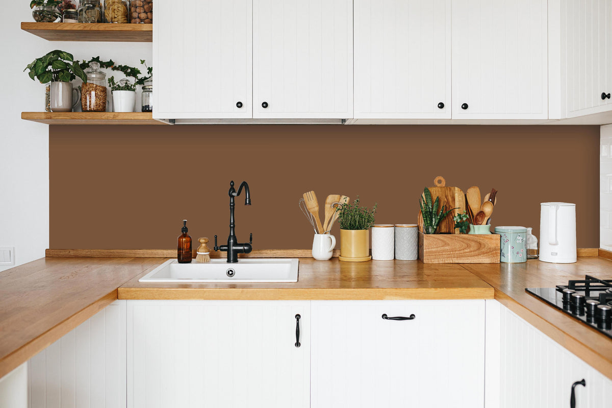 Küche - RAL 8024 (Beigebraun) in weißer Küche hinter Gewürzen und Kochlöffeln aus Holz