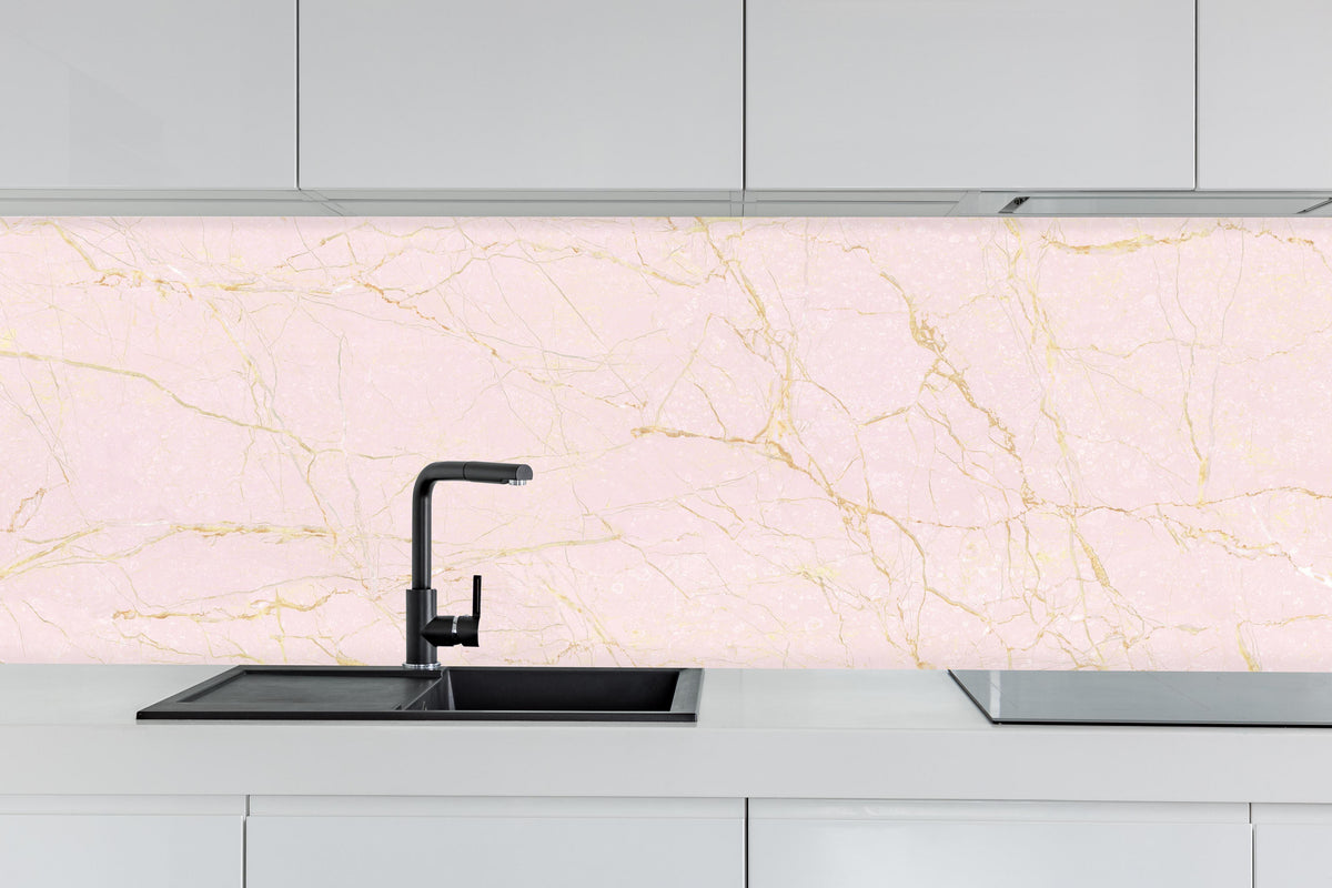 Küche - Rosa-Gold Marmor hinter weißen Hochglanz-Küchenregalen und schwarzem Wasserhahn