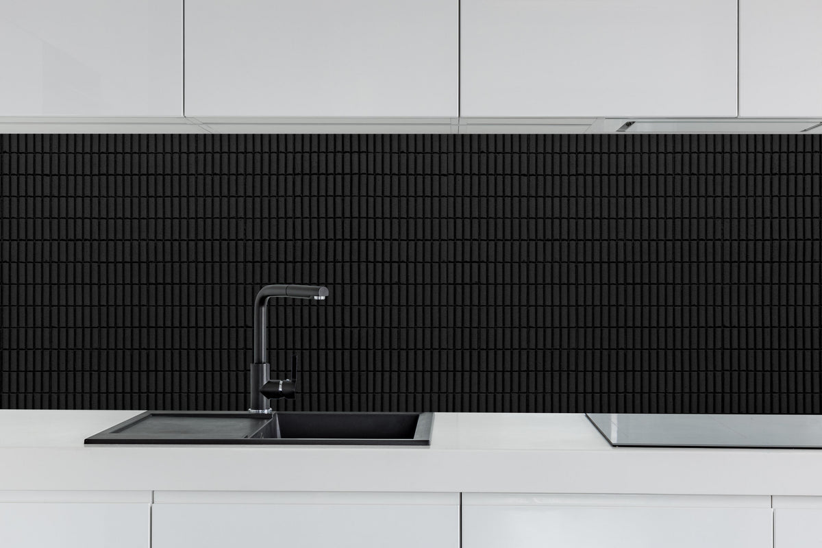 Küche - Schwarze geometrische Ziegeln hinter weißen Hochglanz-Küchenregalen und schwarzem Wasserhahn