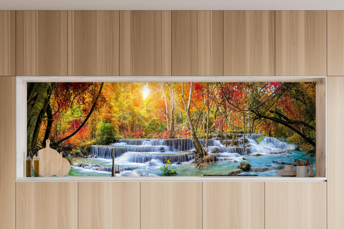 Küche - Wasserfall im Wald Thailand Nationalparks in charakteristischer Vollholz-Küche mit modernem Gasherd