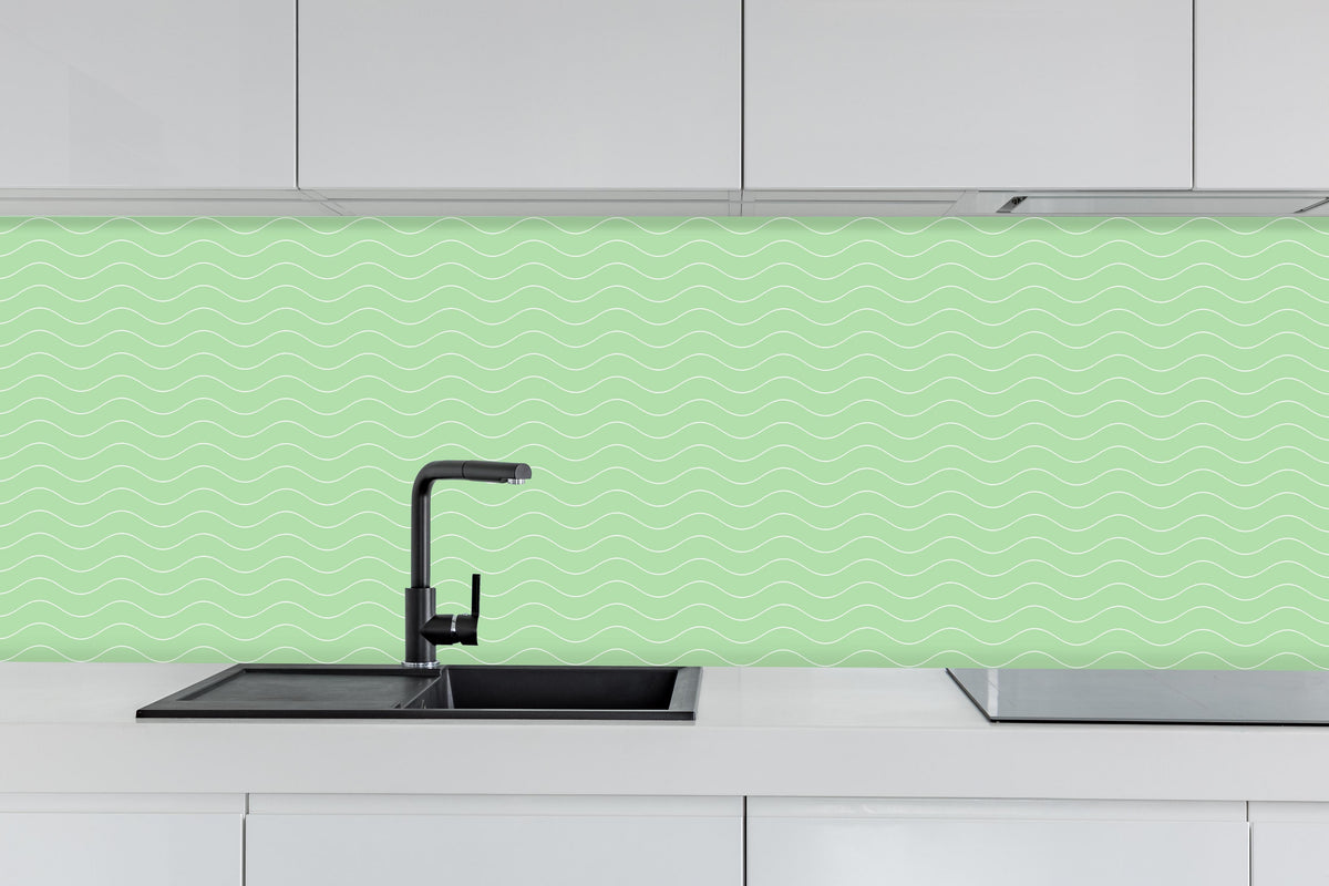 Küche - Onde Abisso Muschio hinter weißen Hochglanz-Küchenregalen und schwarzem Wasserhahn
