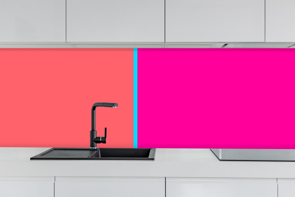Küche - The Neons - Easy Vertikal - Nova hinter weißen Hochglanz-Küchenregalen und schwarzem Wasserhahn