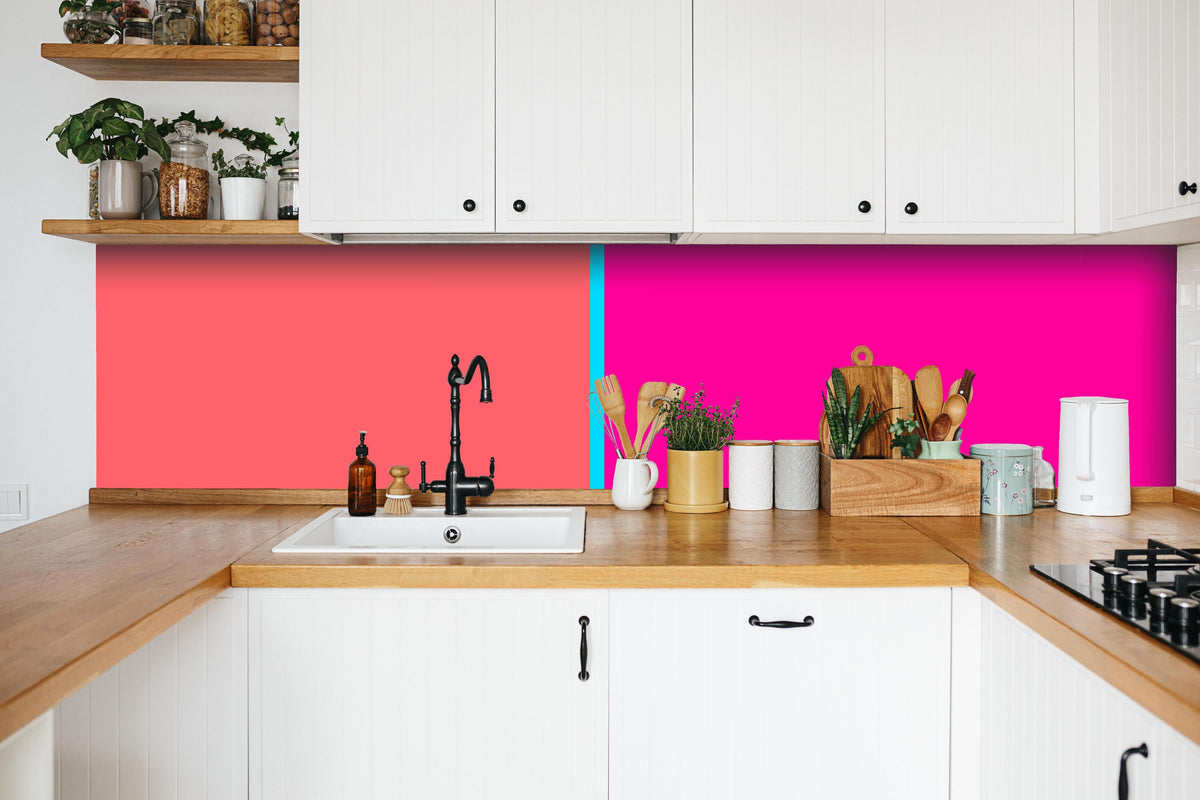 Küche - The Neons - Easy Vertikal - Nova hinter weißen Hochglanz-Küchenregalen und schwarzem Wasserhahn