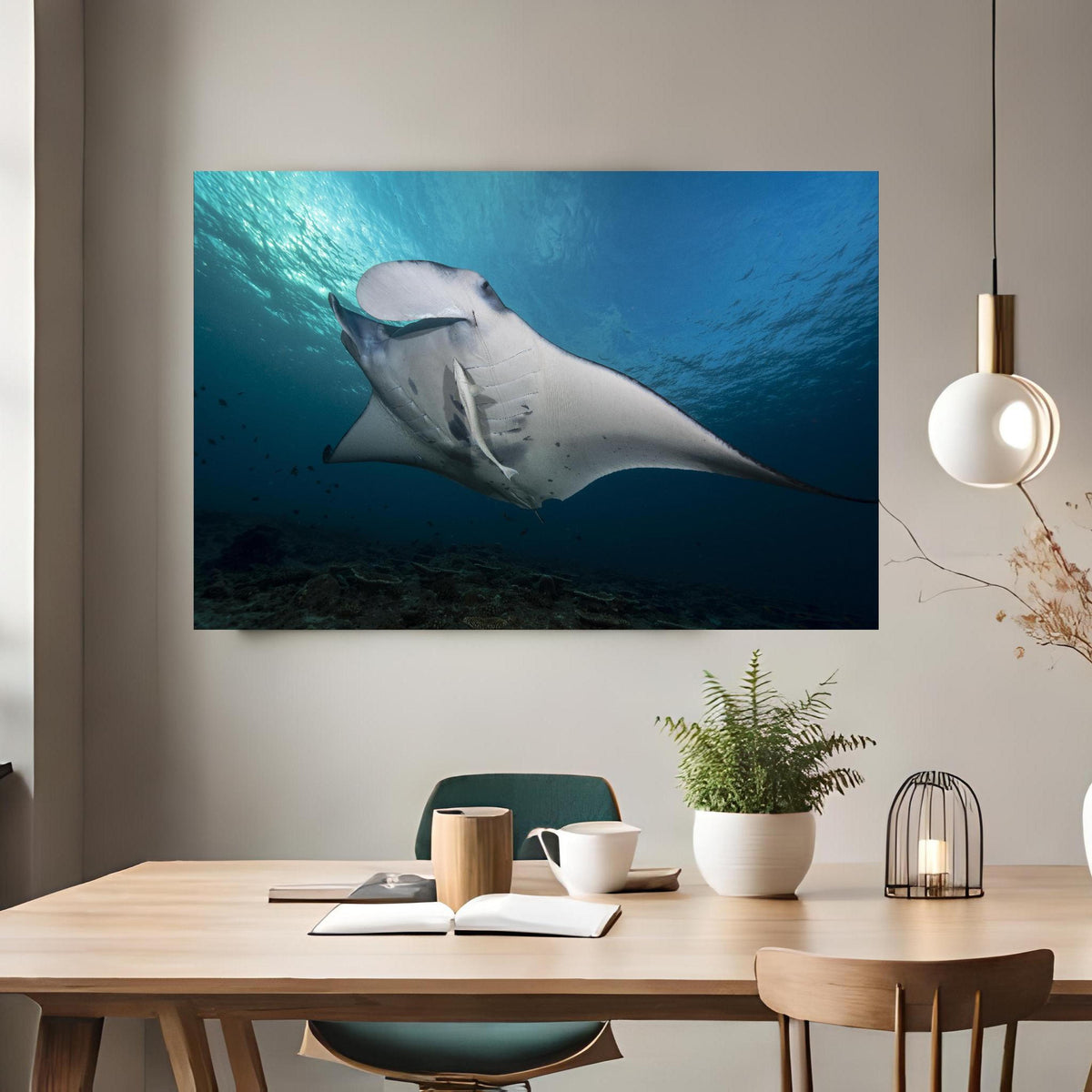 Office Poster  - Riff-Manta Unterwasser über klassischem Holztisch mit runder Vase - rechteckig