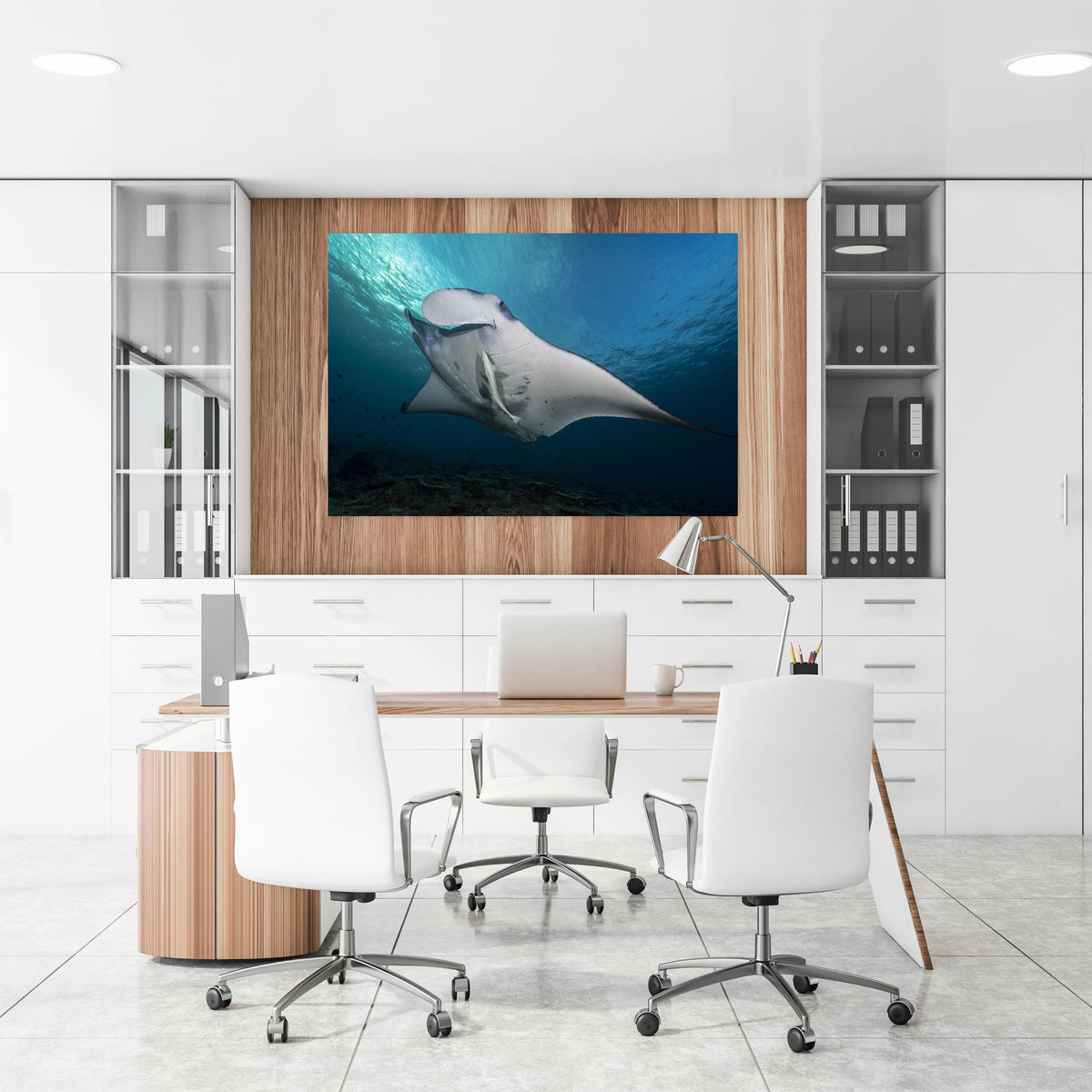 Office Poster  - Riff-Manta Unterwasser an einer Holzwand hängend im Büroraum
Office Poster  - Riff-Manta Unterwasser an einer Holzwand hängend im Büroraum