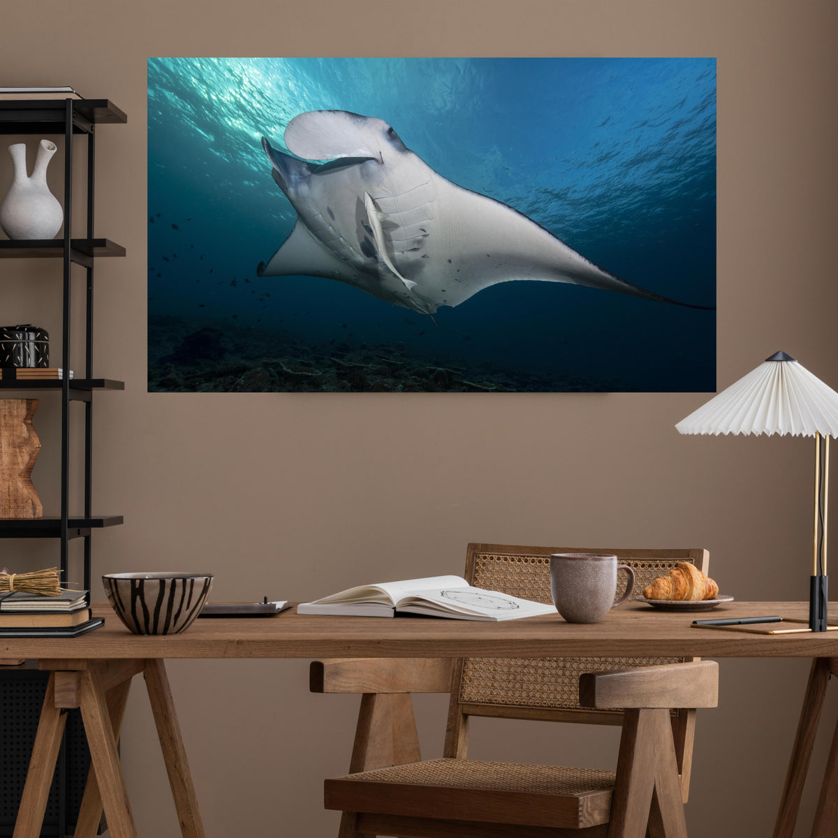 Office Poster  - Riff-Manta Unterwasser über poliertem Holztisch mit stilvoller Lampe - rechteckig