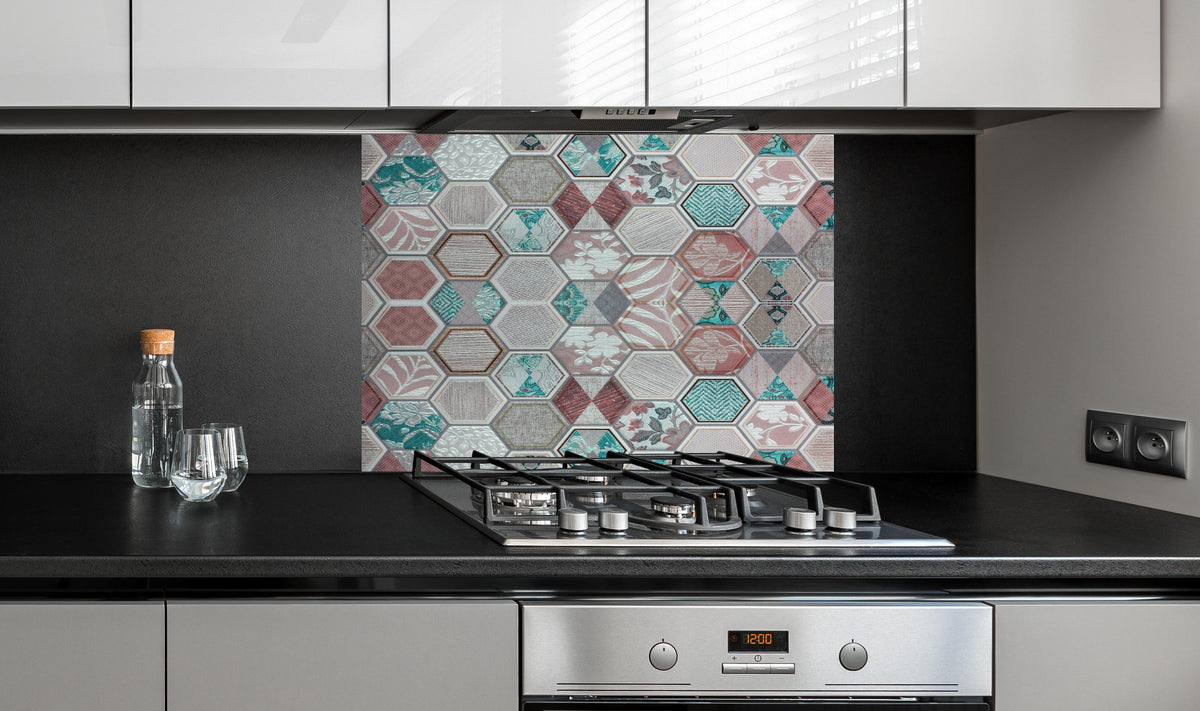 Spritzschutz - Farbenfrohes Hexagon Fliesenmosaik Design hinter einem Cerankochfeld zwischen Holz-Kochutensilien
