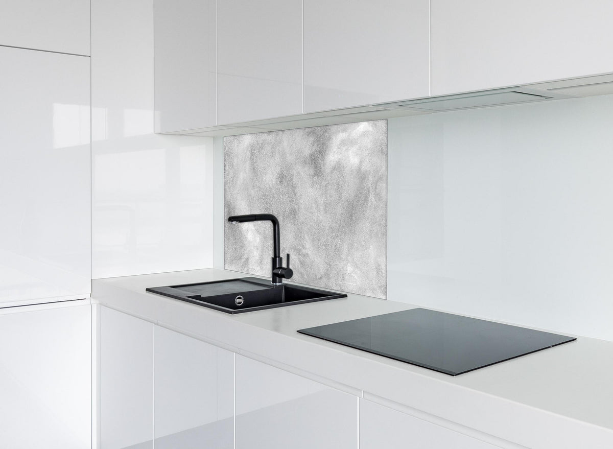 Spritzschutz - Gräuliches Marmor Design hinter einem Cerankochfeld zwischen Holz-Kochutensilien

