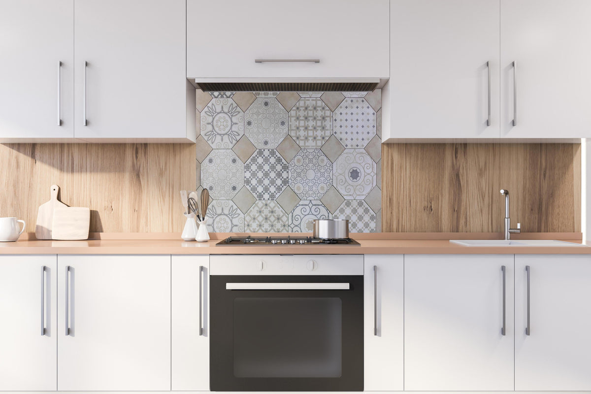 Spritzschutz - Moderne Hexagon-Fliesen in Weiß und Grau hinter einem Cerankochfeld zwischen Holz-Kochutensilien
