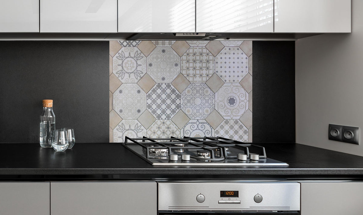 Spritzschutz - Moderne Hexagon-Fliesen in Weiß und Grau hinter einem Cerankochfeld zwischen Holz-Kochutensilien
