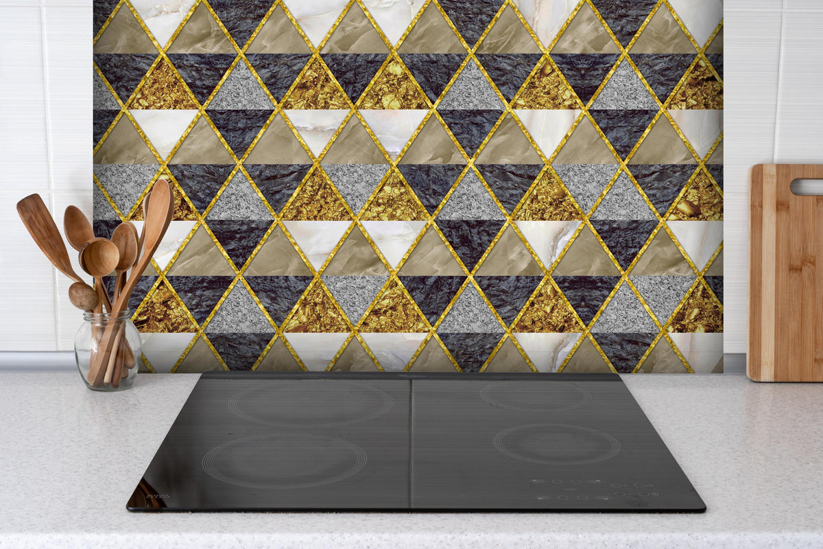 Spritzschutz - Moderne Wanddekoration - Mosaik hinter einem Cerankochfeld zwischen Holz-Kochutensilien
