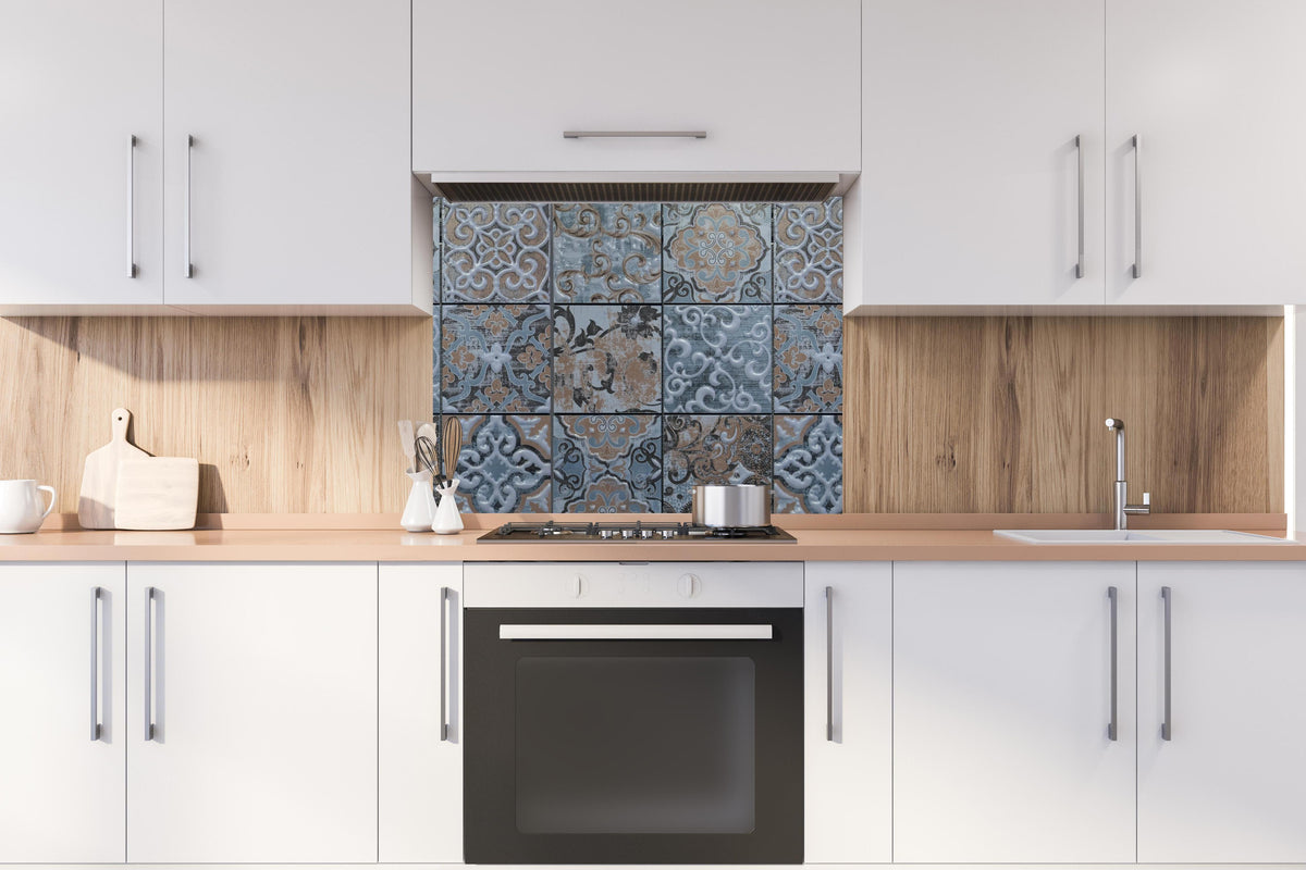 Spritzschutz - Blau geometrische Mosaik Fliesen hinter stilvollem Gasherd unter Dunstabzugshaube