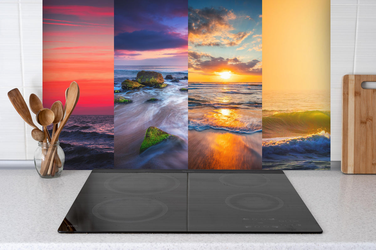 Spritzschutz - Collage von Sommer Meer und Strand Bilder hinter einem Cerankochfeld zwischen Holz-Kochutensilien
