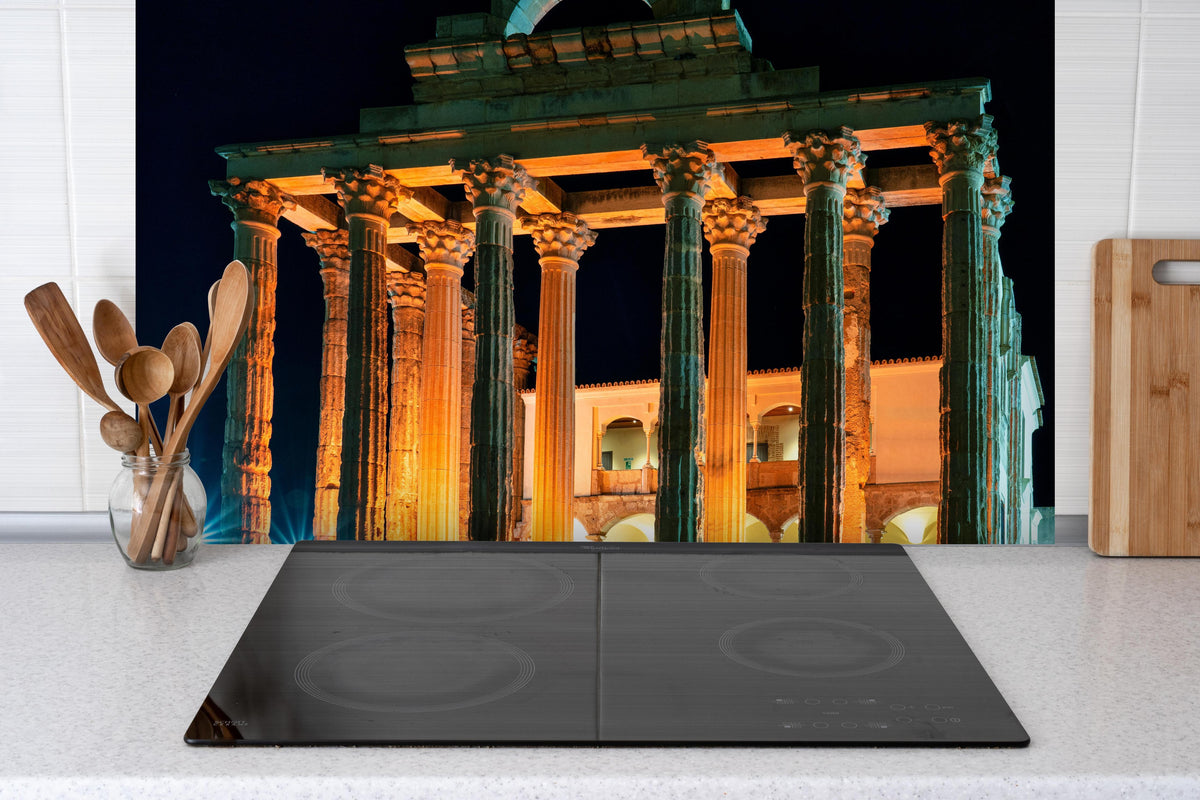 Spritzschutz - Der römische Tempel der Diana in Merida hinter einem Cerankochfeld zwischen Holz-Kochutensilien

