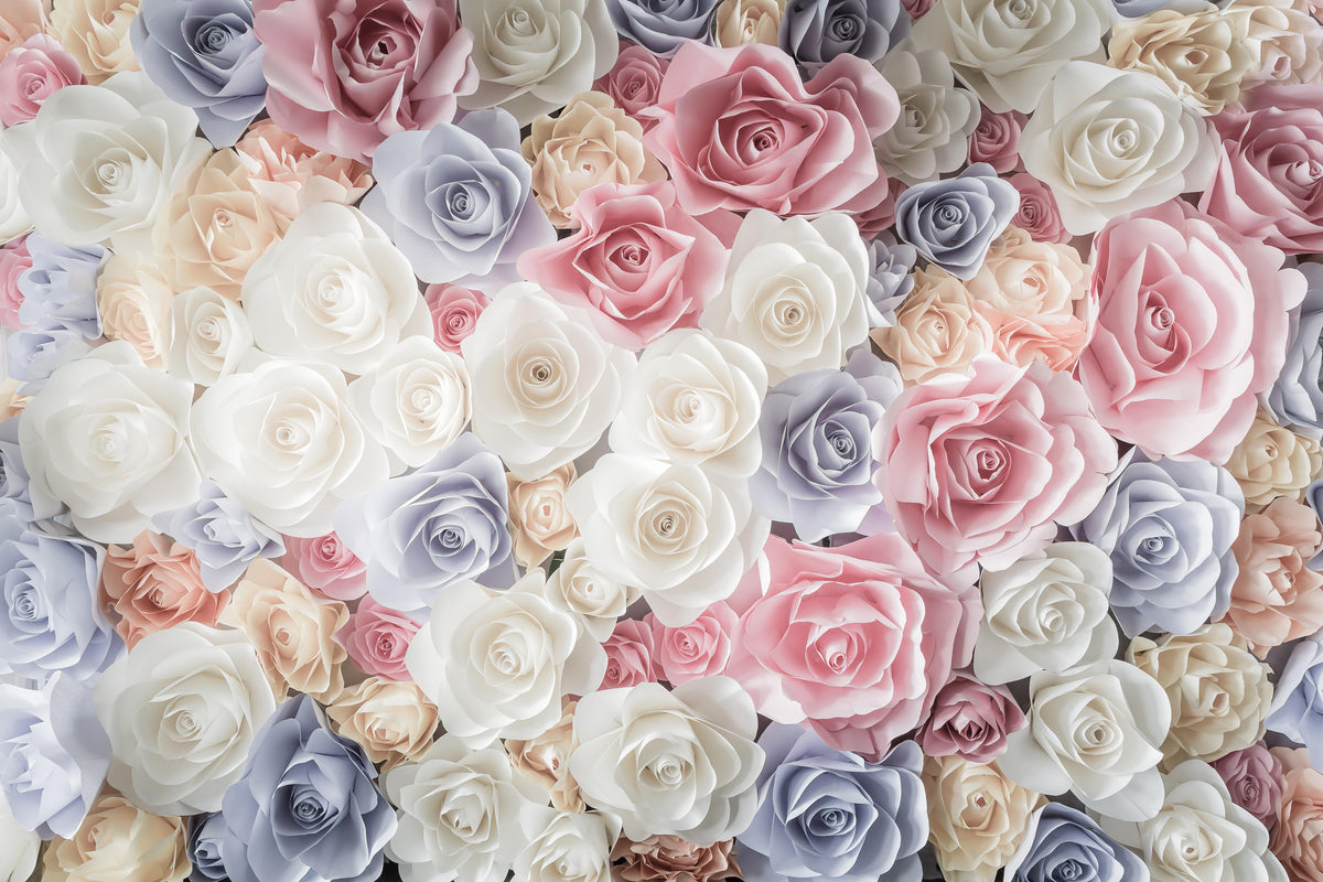 Spritzschutz-Kulisse aus bunten Papierrosen