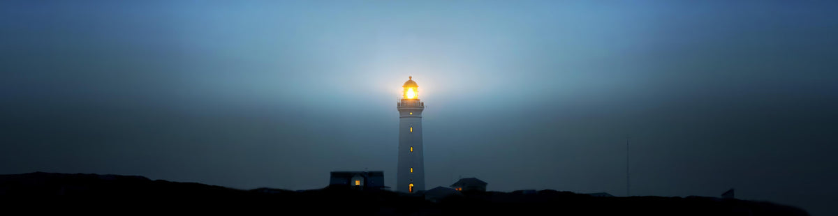 Spritzschutz-Leuchtturm im dunkeln