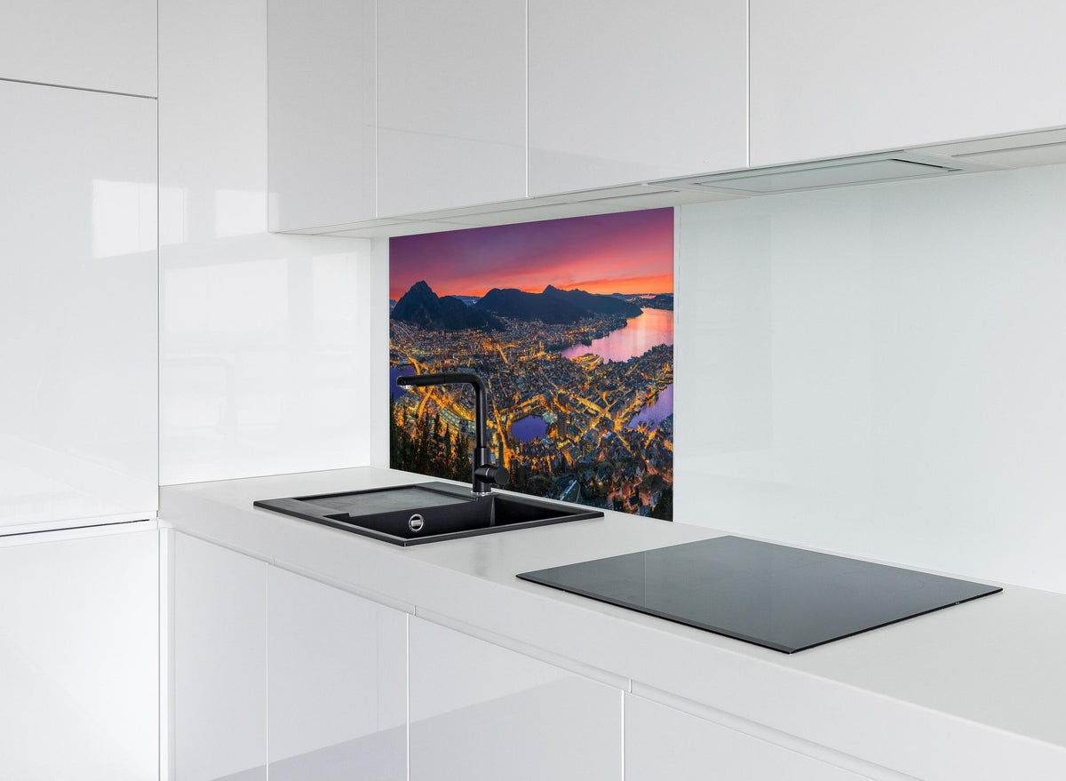 Spritzschutz - Panorama Floyen - Norwegen hinter modernem schwarz-matten Spülbecken in weißer Hochglanz-Küche