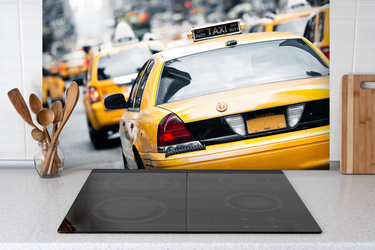 Spritzschutz - Straßenverkehr von New York hinter einem Cerankochfeld zwischen Holz-Kochutensilien
