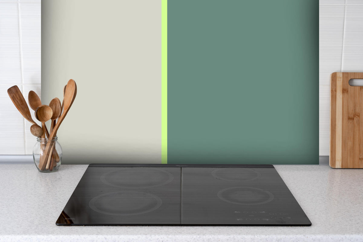 Spritzschutz - The Greens - Easy Vertical - Granny Smith hinter einem Cerankochfeld zwischen Holz-Kochutensilien
