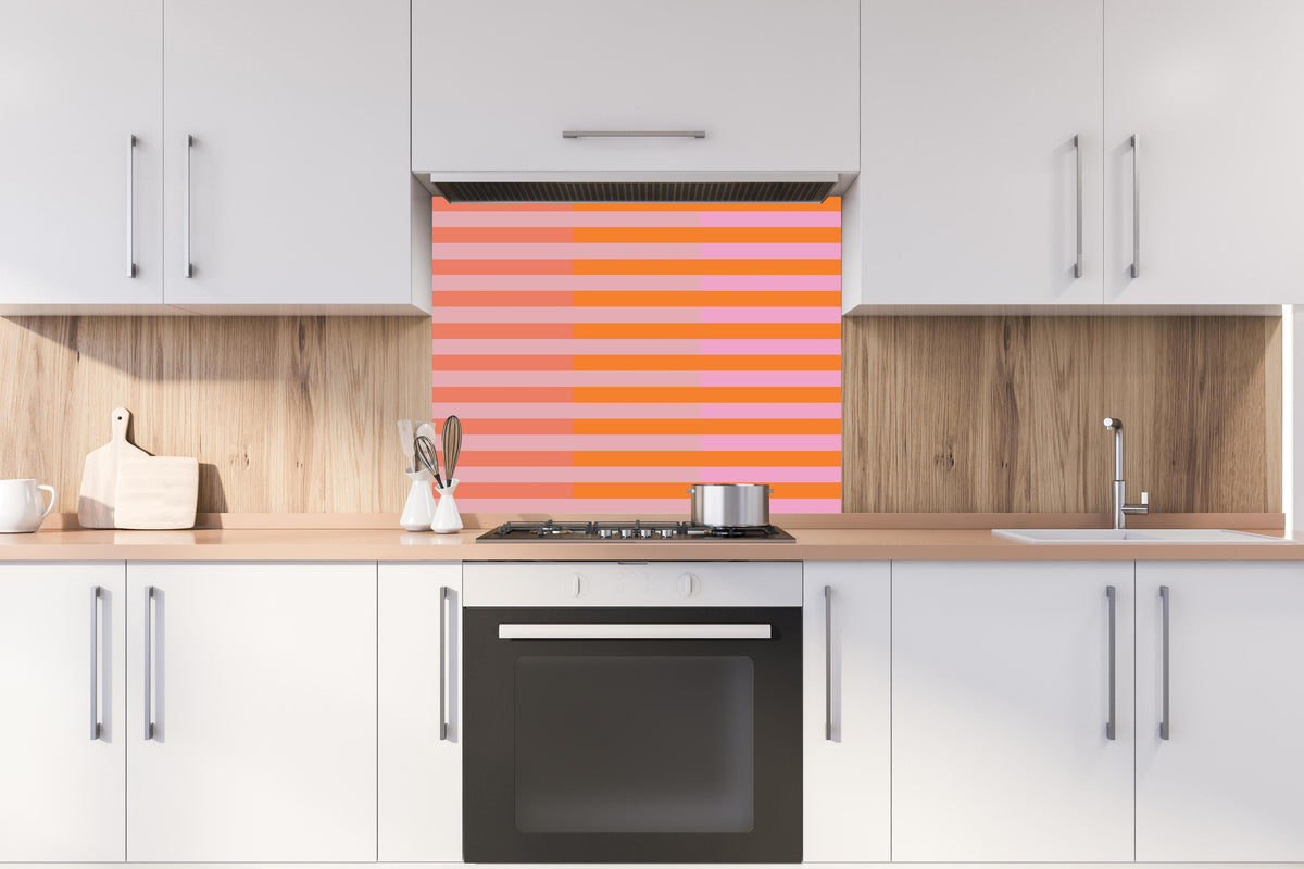 Spritzschutz - The Oranges - Multy Stripes - Coral hinter einem Cerankochfeld zwischen Holz-Kochutensilien
