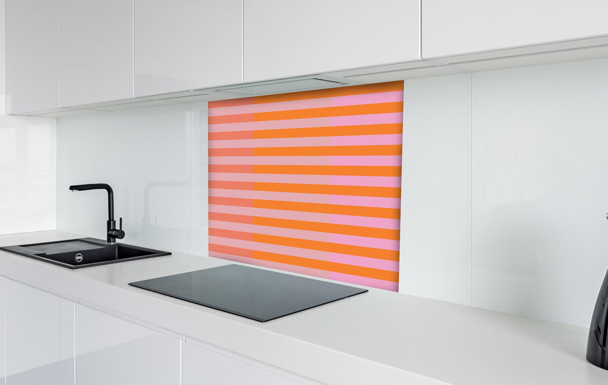 Spritzschutz - The Oranges - Multy Stripes - Coral hinter einem Cerankochfeld zwischen Holz-Kochutensilien
