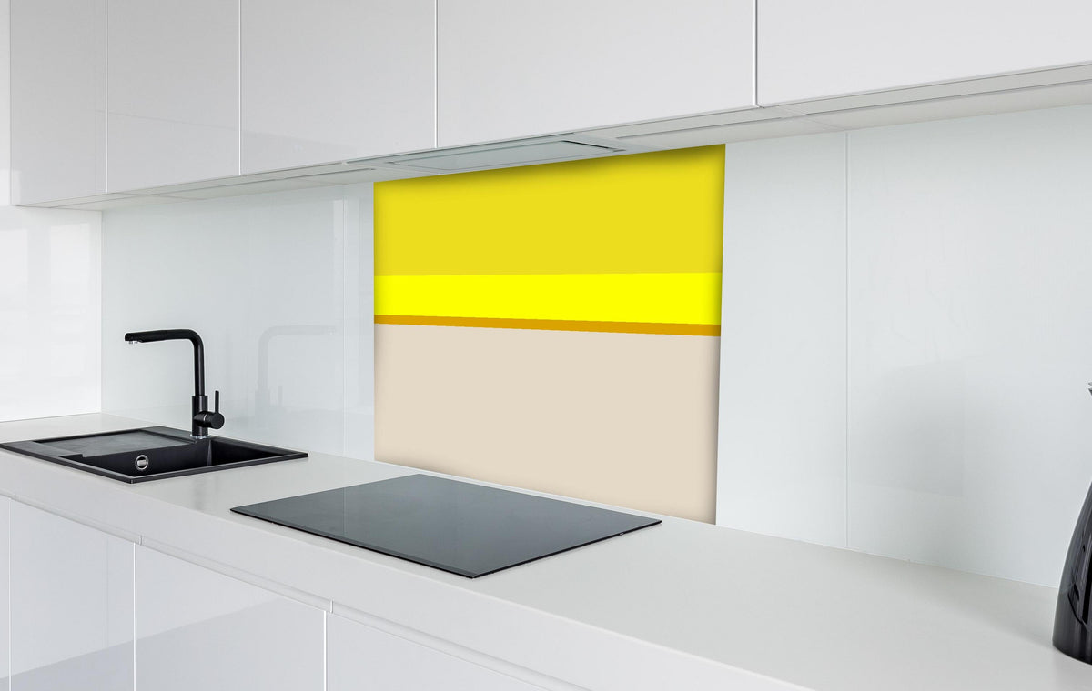 Spritzschutz - The Yellows - Horizontal - Vanilla hinter einem Cerankochfeld zwischen Holz-Kochutensilien
