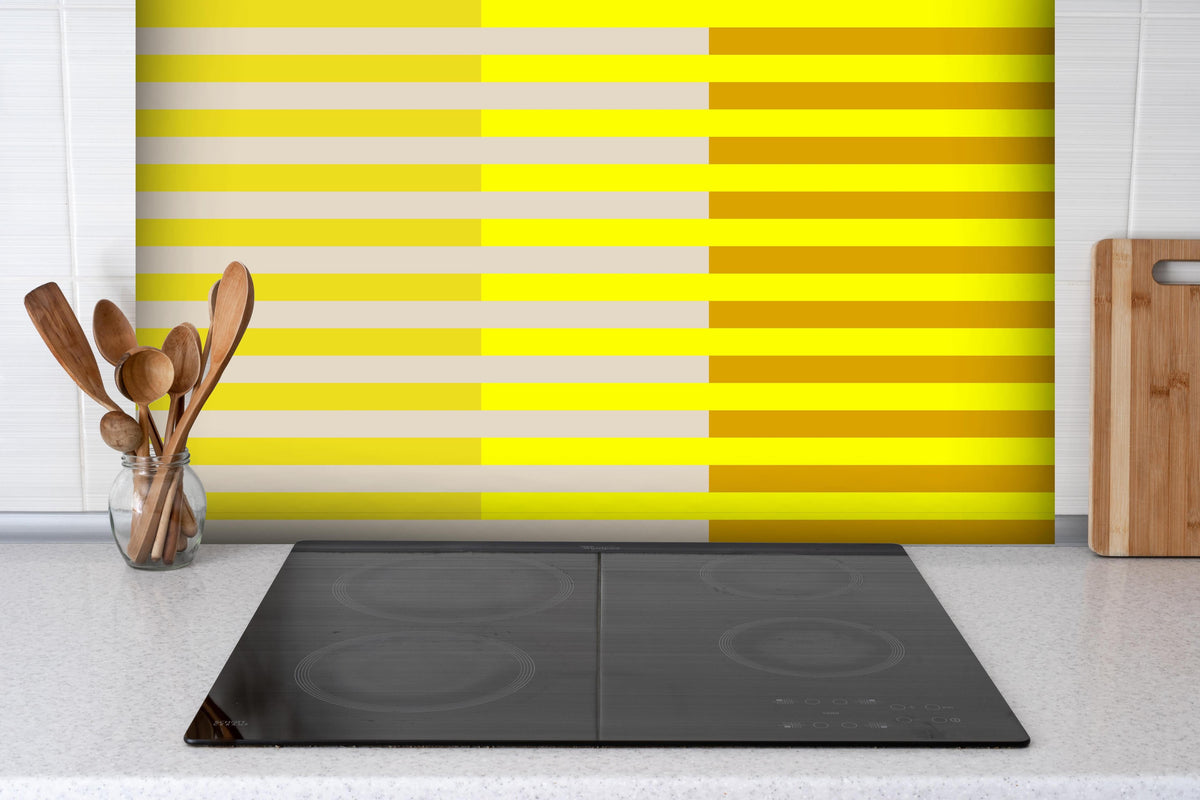 Spritzschutz - The Yellows - Multy Stripes - Vanilla hinter einem Cerankochfeld zwischen Holz-Kochutensilien
