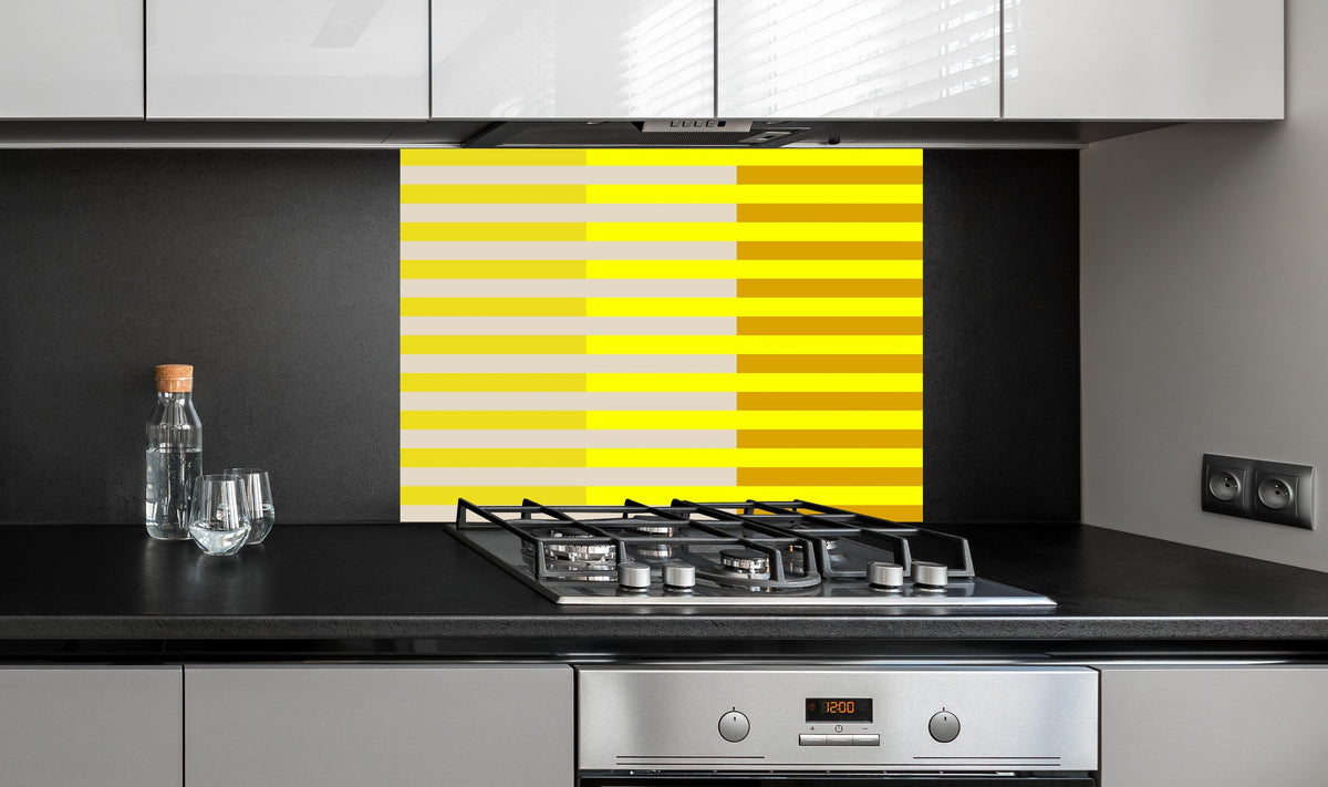 Spritzschutz - The Yellows - Multy Stripes - Vanilla hinter einem Cerankochfeld zwischen Holz-Kochutensilien
