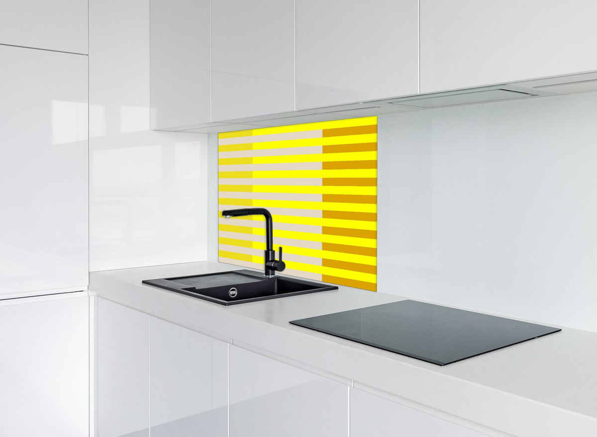 Spritzschutz - The Yellows - Multy Stripes - Vanilla hinter einem Cerankochfeld zwischen Holz-Kochutensilien
