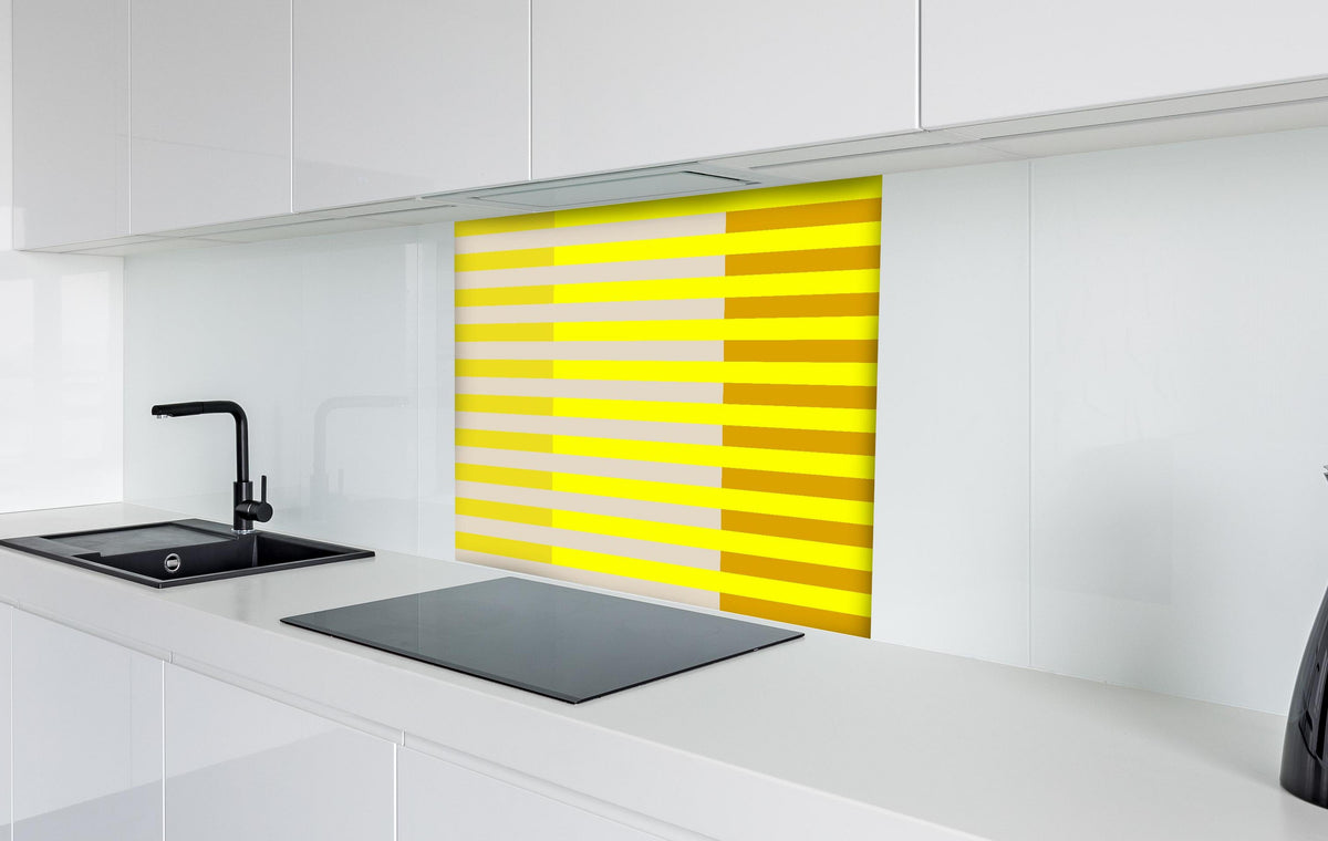 Spritzschutz - The Yellows - Multy Stripes - Vanilla hinter einem Cerankochfeld zwischen Holz-Kochutensilien
